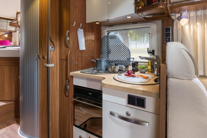 Interno cucina in camper con forno